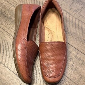 Easy Spirit Women's Woven Chestnut Slip-On Loafers